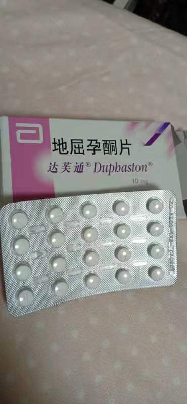 第六次移植，我真的非常着急，就剩下一个胚胎了。主任说这次把所有的因素通盘考虑一遍，就这样我在移植前做了宫腔镜，还打了生长激素，还增肥了。经过生殖顾问的开导心态相对也比较好了些（毕竟保险说是三次移植失败再赔付一次促排和移植）。就这样移植了最后一个囊胚等待“开奖”。
其实到了最后一次我跟老公商量本来是顺其自然，要是再没有中就不做了。结果第10天查试纸竟然强阳，结婚这么久第一次看到强阳啊！好兴奋！老公当时还傻乎乎的怀孕是试纸问题。到第14天抽血血值也很高！