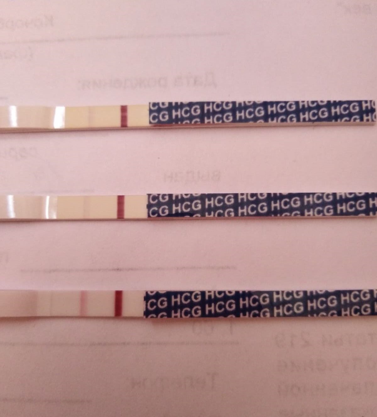 移植6天后就没忍住用了试纸，颜色很浅，过了2天再测颜色变深了。不过还是等抽血后才能放下心，抽血300多，成功怀孕了。没想到我的试管之路还是挺顺利的，感谢老天保佑，移植后一个月做B超就能听到宝宝的心跳了，真开心。