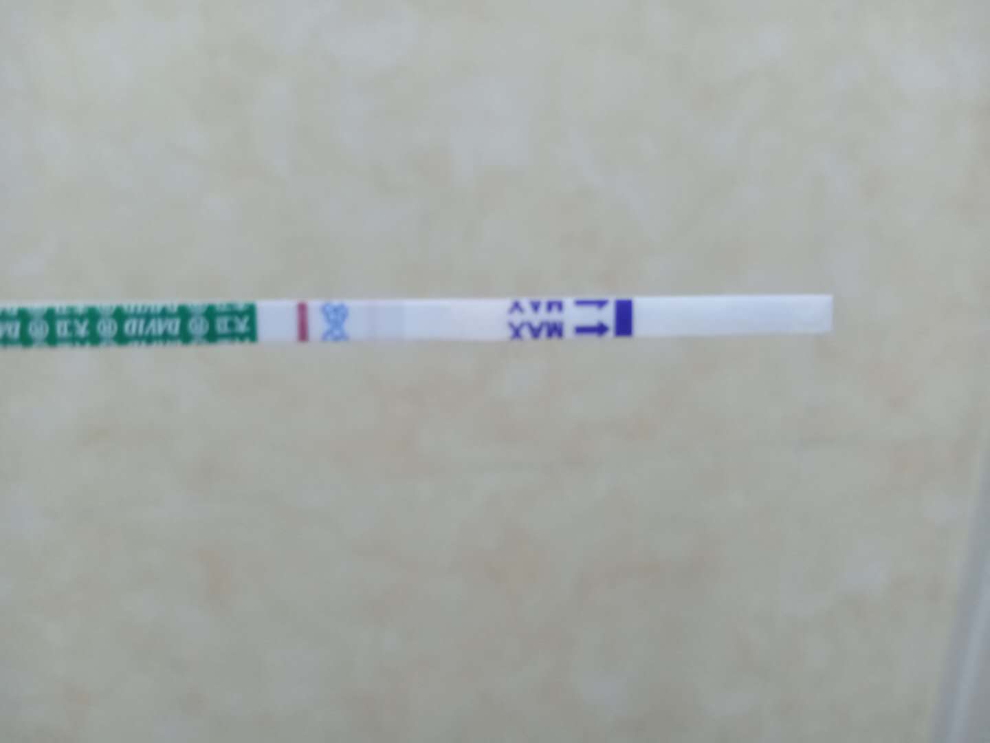 移植完休息了两个小时就回宾馆了，第二天就坐车回家，坐了一个小时的私家车，四十分钟的动车才到家，其实根本不需要一直躺床上，我就是平常心对待，比平时多休息点就行，也可以适当散散步，不要有压力。等到第十天，忍不住测了一下，当时只有一条杠，没有拿给老公看，怕他失望，放在抽屉里面，早上老公说有两条杠，我拿来一看，真的有浅浅的印，后面才想着可能是我看的时间太短，没有显现出来，很高兴，每天测了一下，有加深。
