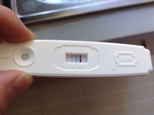 移植过后的这段日子，我每天都会出去散步，听医生安排定时吃药塞药，少量多餐。也感谢老公这些天对我的细心照顾，每天都精心为我搭配营养均衡的饮食，水果也是每天几样。由于躺着不舒服，我白天几乎没卧过床，我每天都会好多次跟肚子里的宝宝对话，讲些美好的事情和画面，到了第10天我忍不住买试纸测一下，我才试着测一下，结果2条杠，一条深一条浅，马上把这个发给我的生殖管家，说恭喜我怀孕了，我特别的开心和激动，内心无比的感动。我感觉宝宝在我肚子里是有灵性的，能感应到我对她的期盼，于是第二天去医院抽血，血值300多，我真的怀上了，真的好开心。在此我要鼓励那些还未开始移植的姐妹们要非常的有信心，要相信医院，相信医生，相信自己，做试管的妈妈都了不起，我们都能创造奇迹!
