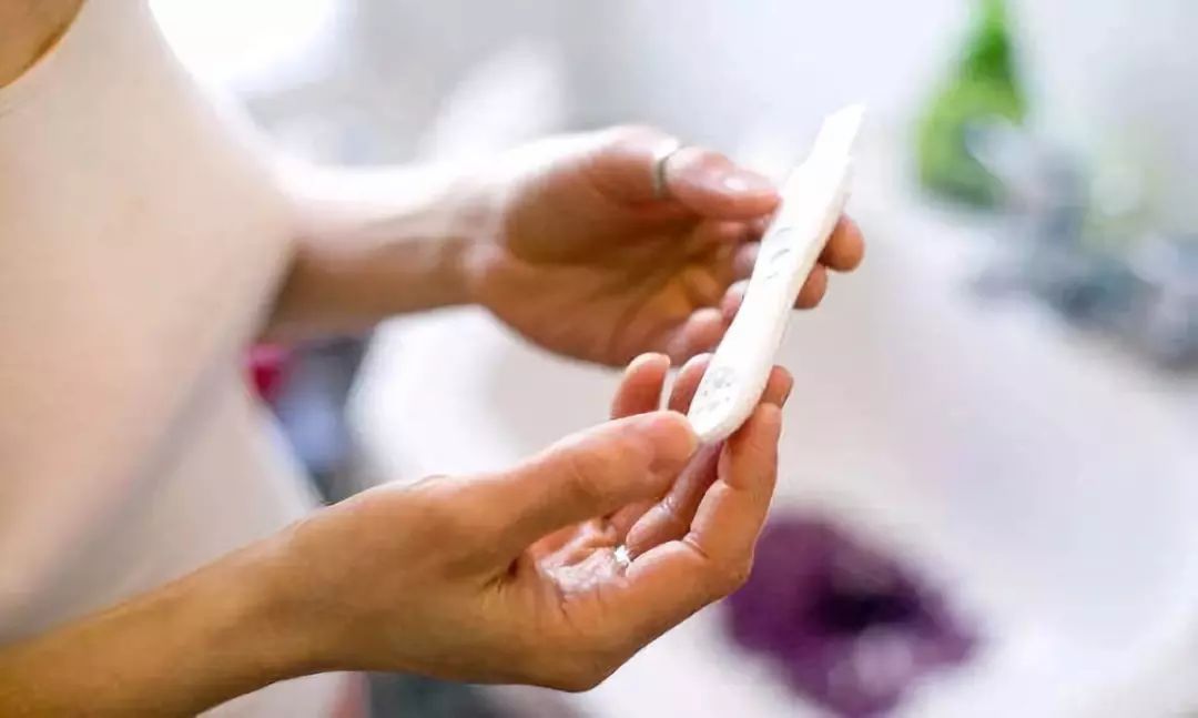 试管婴儿以前只是听说，现在却成了我的救命稻草。

如果时间可以重来，我绝对不会选择小诊所做人流手术。9年前那次人流导致了我双侧输卵管堵塞并严重积水，做了两次腹腔镜通输卵管手术，却一直没有结果。去年，不得已做了双侧输卵管切除手术后，他试探着说：你要是真想要孩子，咱就做试管吧。

我多想要个孩子啊，他也是吧，虽然他一直安慰我没孩子也挺好。