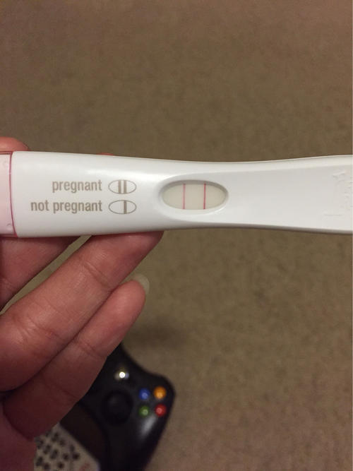 想移植后也不是很顺利，到移植第6天的时候我腹水了，肚子胀得不行，并且一坐下肚子就受不了，压着喘不过气来。马上打电话联系了医生，说了我的情况，医生说我这是属于轻度腹水，让我多吃蛋白质的食物如鸡蛋牛奶豆浆。听了专家的话，心里稍稍放心了一点。心里不紧张了，慢慢的肚子不那么难受了，但还是有点不舒服。等到十二天的时候，肚子又明显变大，胀得更是受不了，还会有刺刺的疼，我很担心是胚胎着床失败了。但是让我万万没有想到的是，一通担心受怕下来，验尿后显示我成功怀孕了。我高兴得不得了，觉得肚子胀也不是那么难以忍受了，抱着老公手舞足蹈。