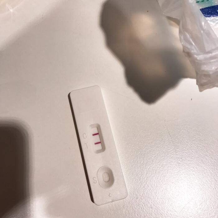 想来想去还是想再试一把，真好，生殖顾问给我协调好，我就顺利移植啦！移植完用药就是早晚打黄体酮，早晨阴道塞一支雪诺酮…每天就是看电视玩手机，6天以后每天下楼溜达溜达，第10天用试纸测的，就是最普通的一块钱一根的试纸，显示两道杠，那一刻的喜悦真的无法用语言表达，婆婆也跟着高兴，又测了一次有加深，今天一早去抽血，血值特别好！太激动了，这是我小年最高兴的事情！