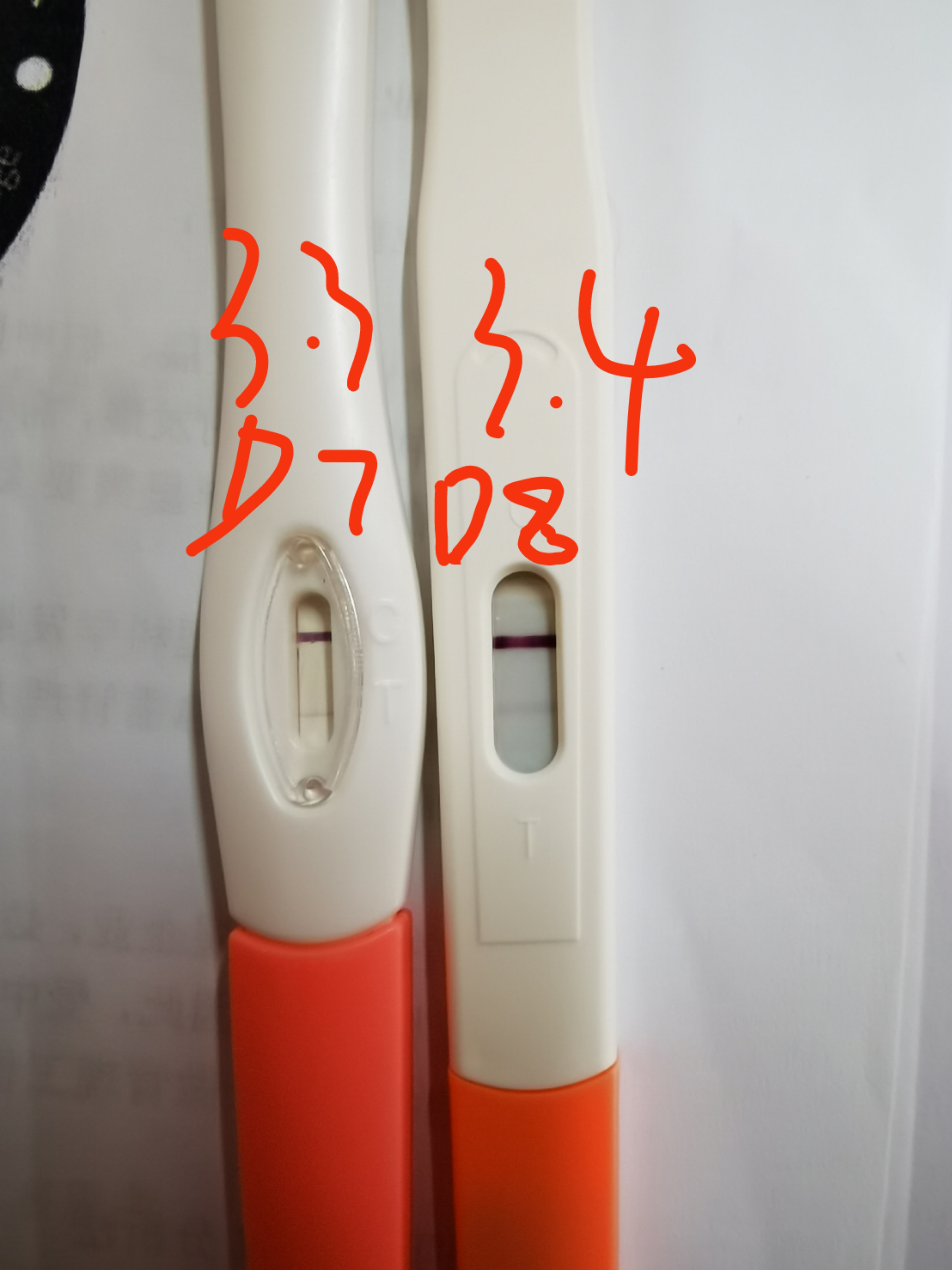 今天忍不住又测了，排卵试纸比前两天更明显了，早孕试纸也出现了2条杠，此时有点小激动！！！