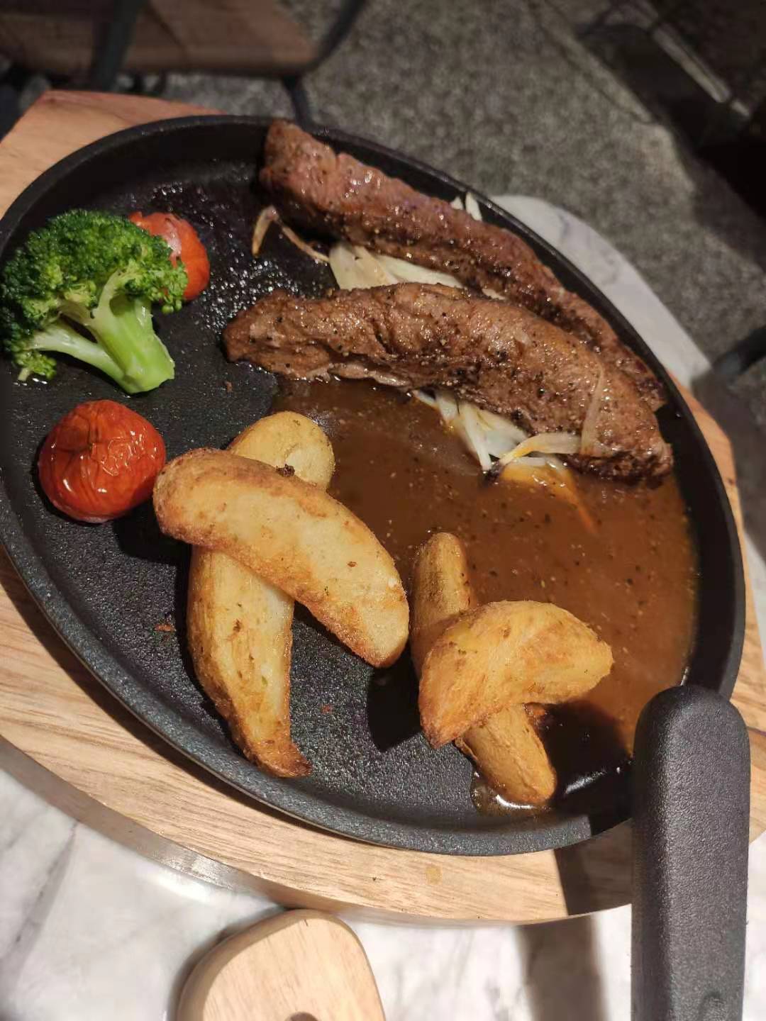 移植之后，千万不要有思想负担，该吃吃该喝喝。这10天我一次都没验孕，今天来医院开奖了，中了！哈哈，分享下喜悦，胖胖的我要做妈妈啦，虽然被医生告诫要管住嘴，怕糖尿病，依然开心的去吃了大餐！嘿嘿！