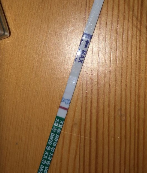 移植第10天，天还没亮就醒了。因为有点紧张，前一晚和LG说好了要他陪我去厕所一起测，所以就把老公叫醒，把验孕试纸拿出来以后，因为自己还是不太敢看，我给了老公，老公看了看说：好像没有啊，我的心里居然没有那种心凉了半截的感觉，一把拿过来说：我自己看看！结果中队长很缓慢的出现了，虽然慢，但真的有啊，我又跑到窗边，借着蒙蒙亮的光，看了下，确实不是意念印，确实有！又把之前测过的试纸拿出来，比照了一下，没错，以前真的没有中队长，这次真的有了！！我真的等到了两条杠！！难以置信。以前一直认为，知道自己怀孕的那天会激动地落泪，但没想到，会比想象的更加从容。
   